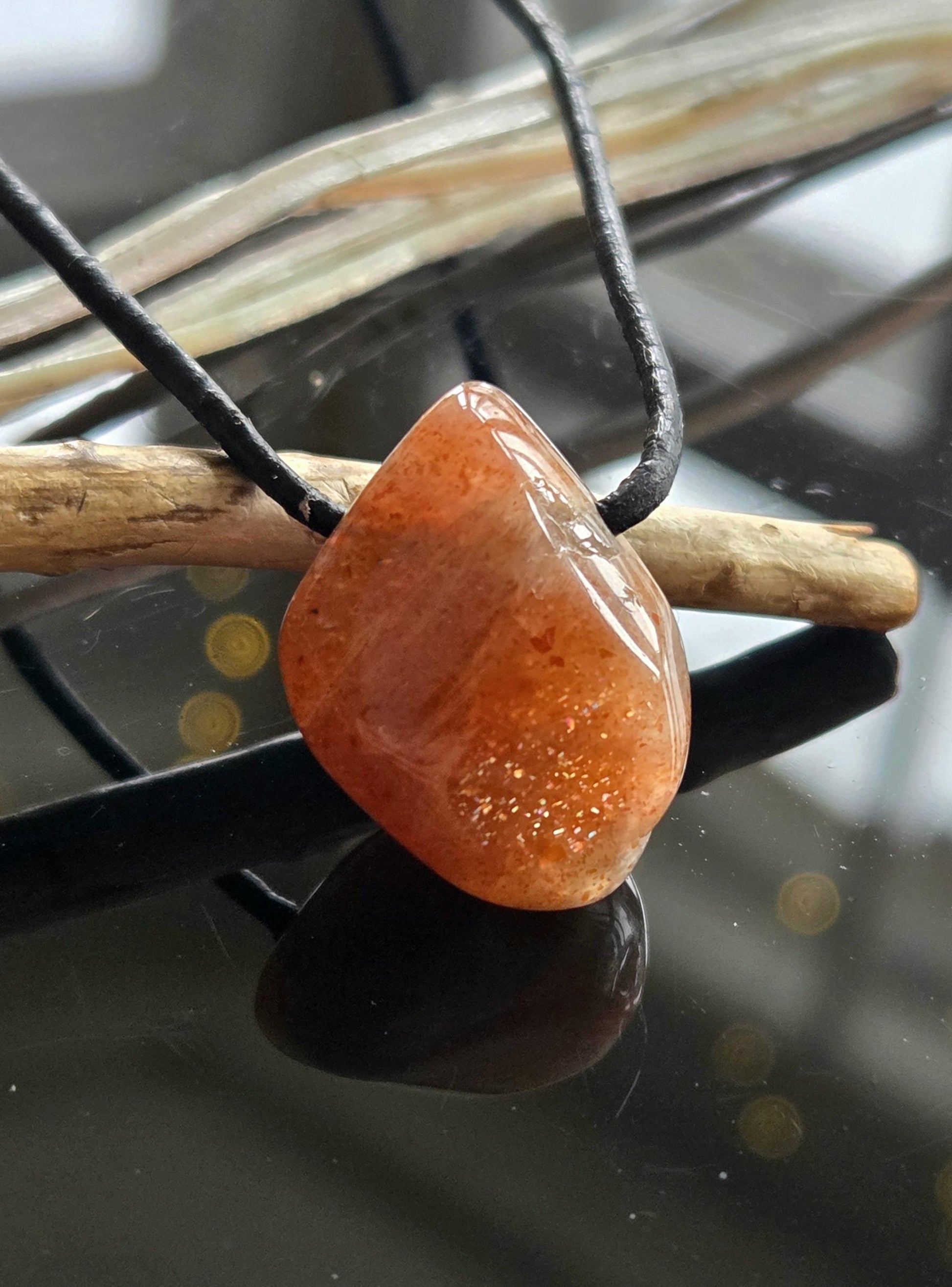 Glitzernder Sonnenstein Anhänger, 24 x 18 x 12 mm, gebohrt, an verstellbarem Lederband