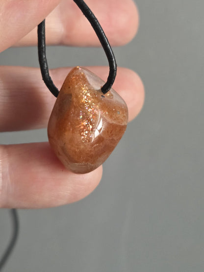 Glitzernder Sonnenstein Anhänger, 24 x 18 x 12 mm, gebohrt, an verstellbarem Lederband