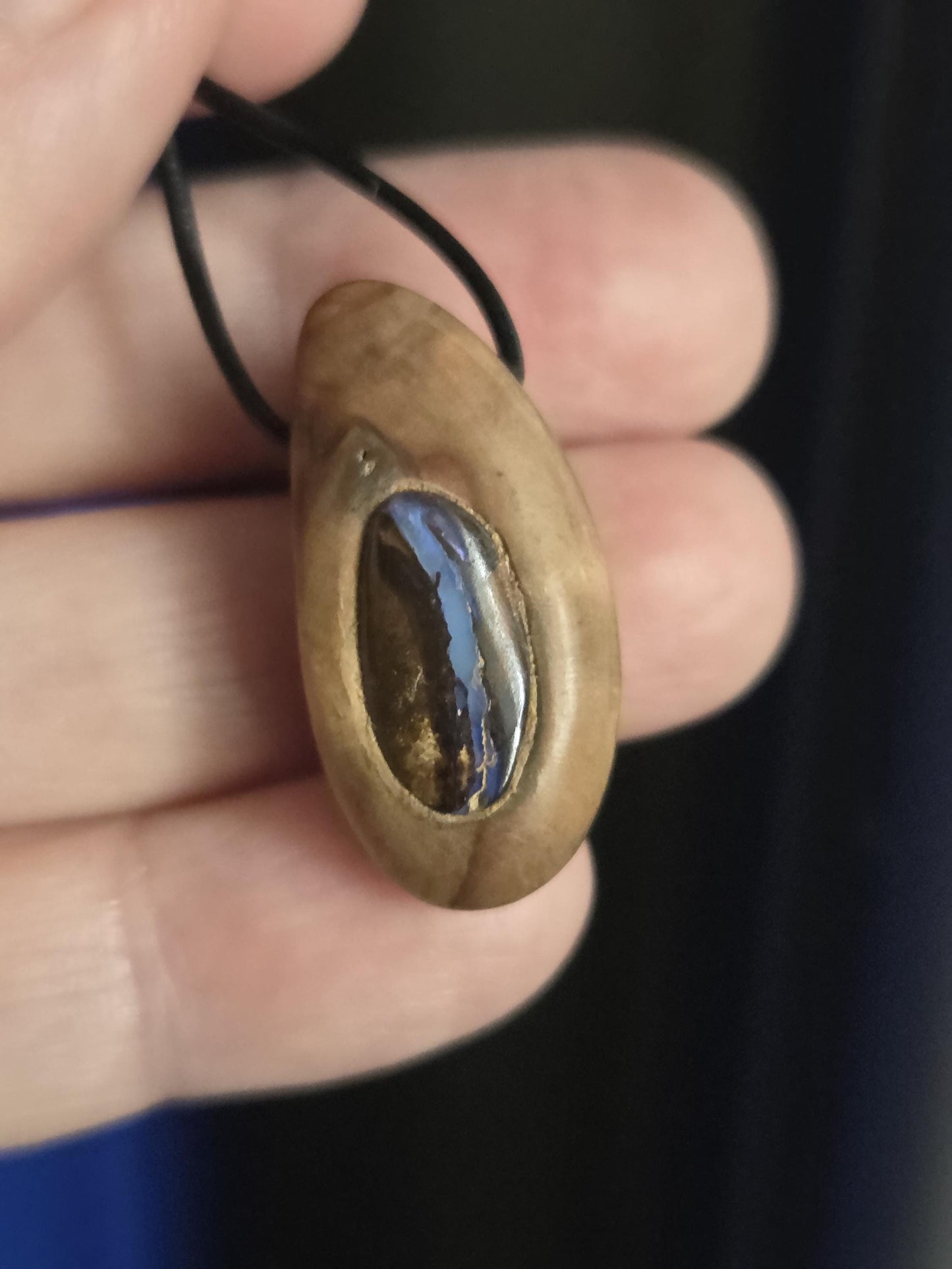 Kleine Baumperlen Anhänger der Eiche mit Boulder Opal, Holz Anhänger mit Edelstein, 29 x 14 x 9 mm, an verstellbarem Lederband