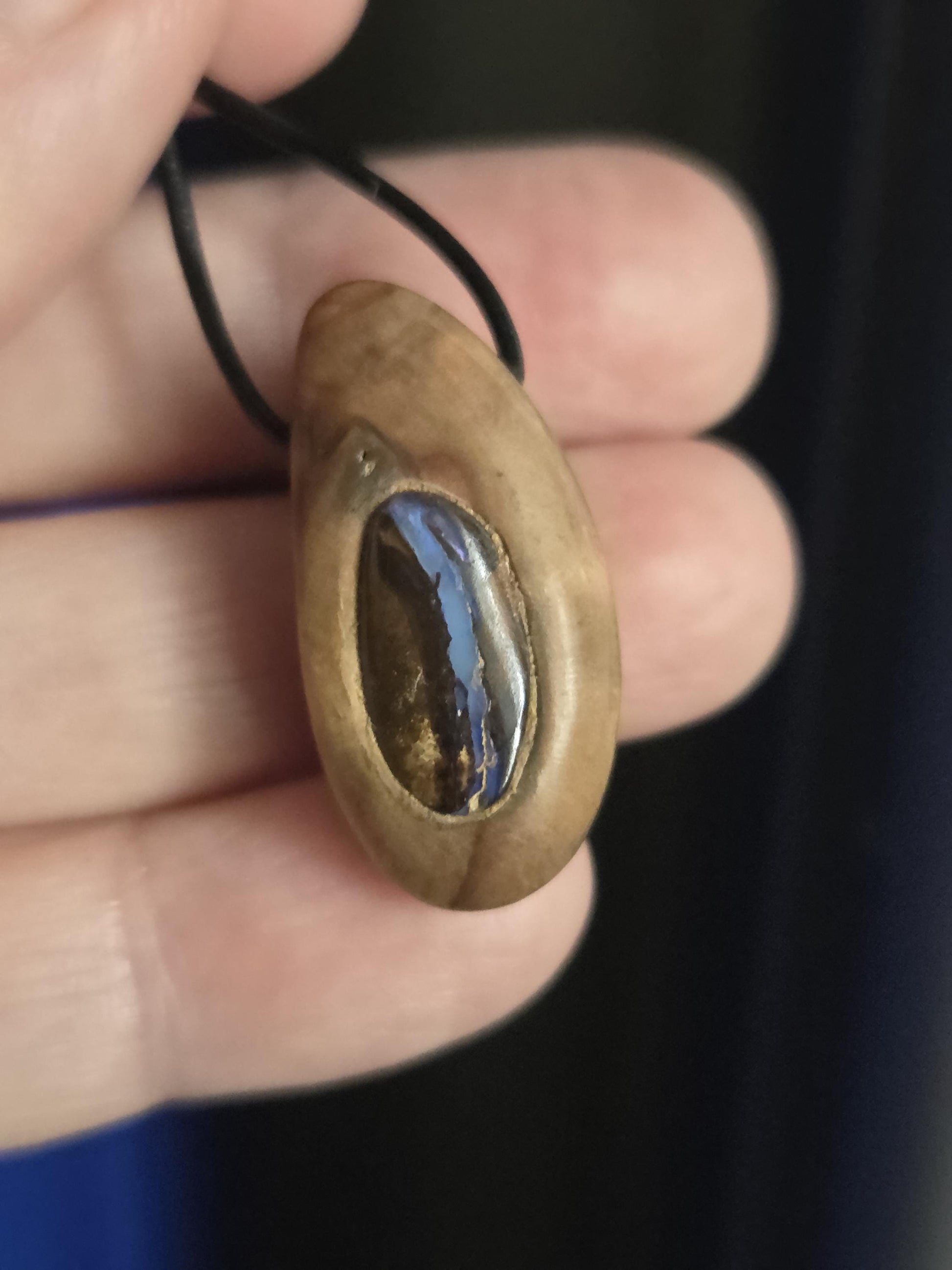 Kleine Baumperlen Anhänger der Eiche mit Boulder Opal, Holz Anhänger mit Edelstein, 29 x 14 x 9 mm, an verstellbarem Lederband