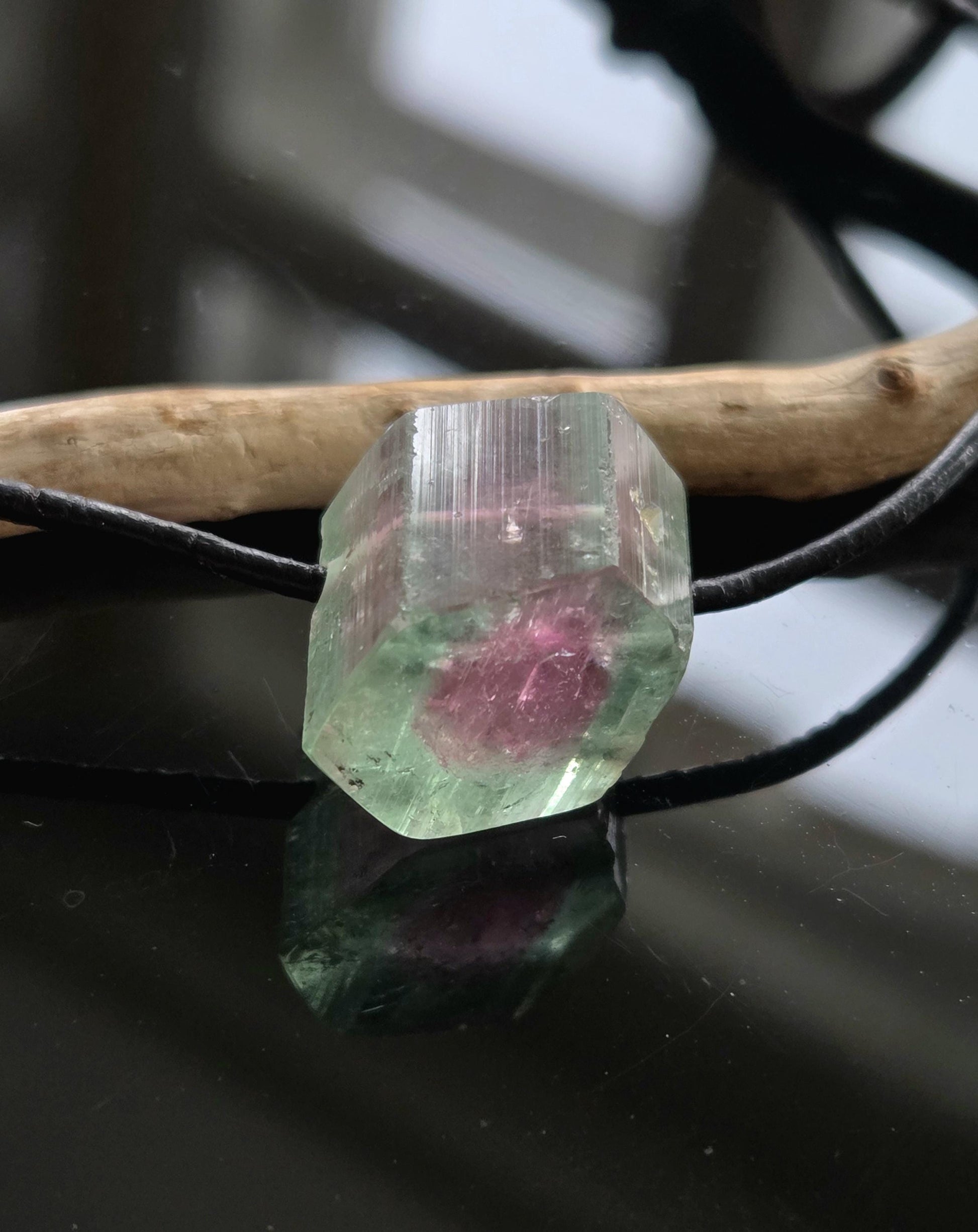 Wassermelonenturmalin Turmalin Bicolor Stäbchen Scheibe Rohstein, Anhänger, 14 x 17 x 15 mm, gebohrt, an verstellbarem Lederband.