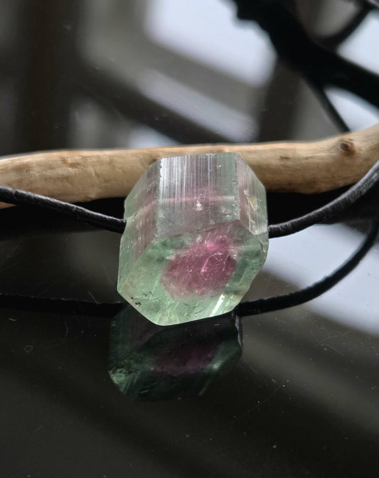 Wassermelonenturmalin Turmalin Bicolor Stäbchen Scheibe Rohstein, Anhänger, 14 x 17 x 15 mm, gebohrt, an verstellbarem Lederband.