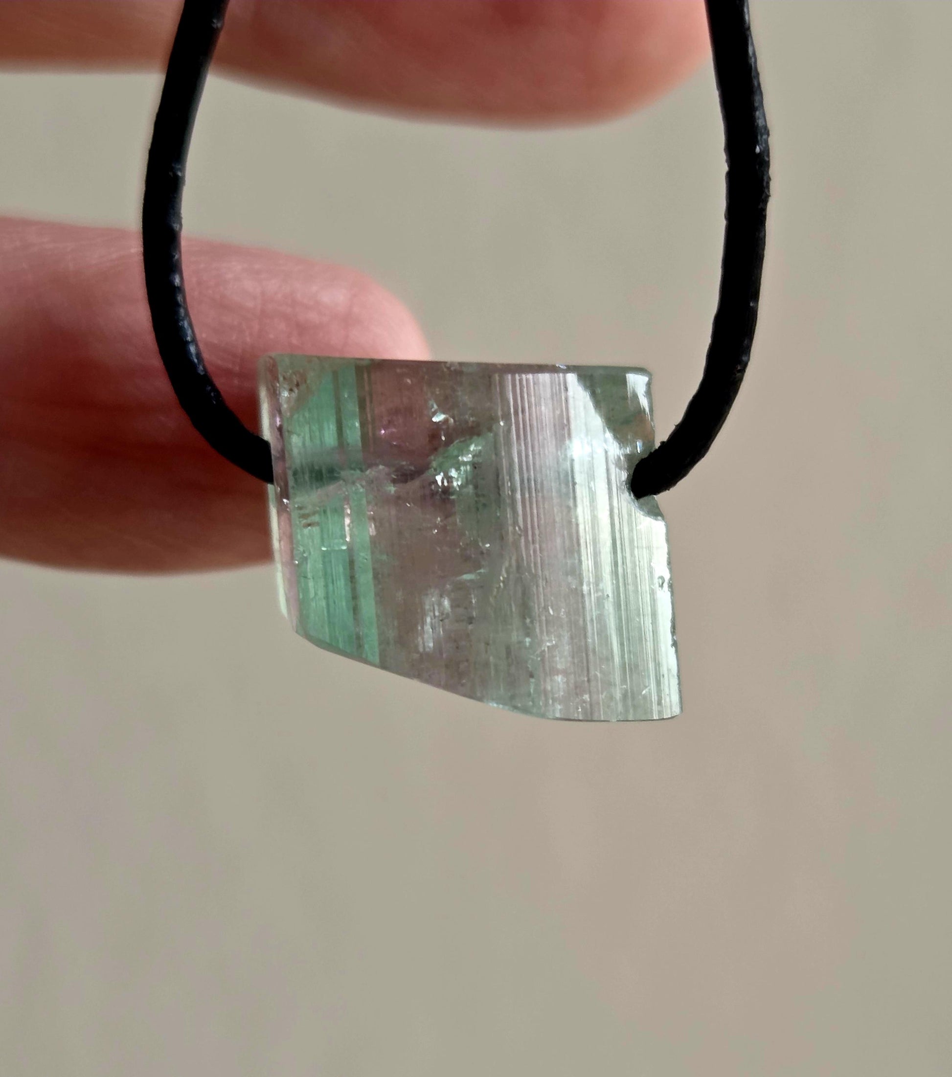 Wassermelonenturmalin Turmalin Bicolor Stäbchen Scheibe Rohstein, Anhänger, 14 x 17 x 15 mm, gebohrt, an verstellbarem Lederband.