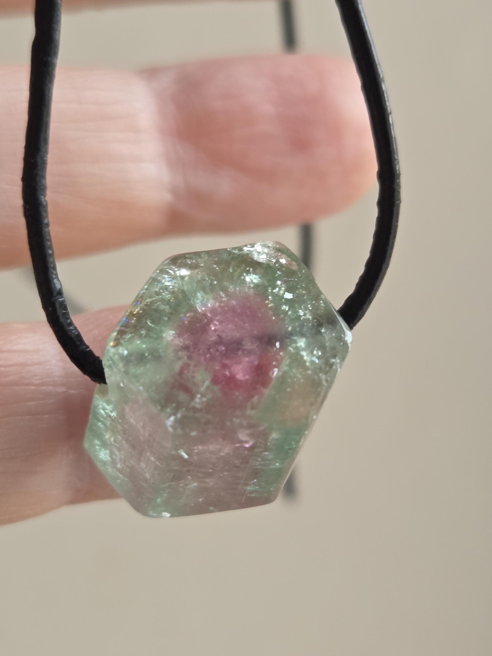 Wassermelonenturmalin Turmalin Bicolor Stäbchen Scheibe Rohstein, Anhänger, 14 x 17 x 15 mm, gebohrt, an verstellbarem Lederband.