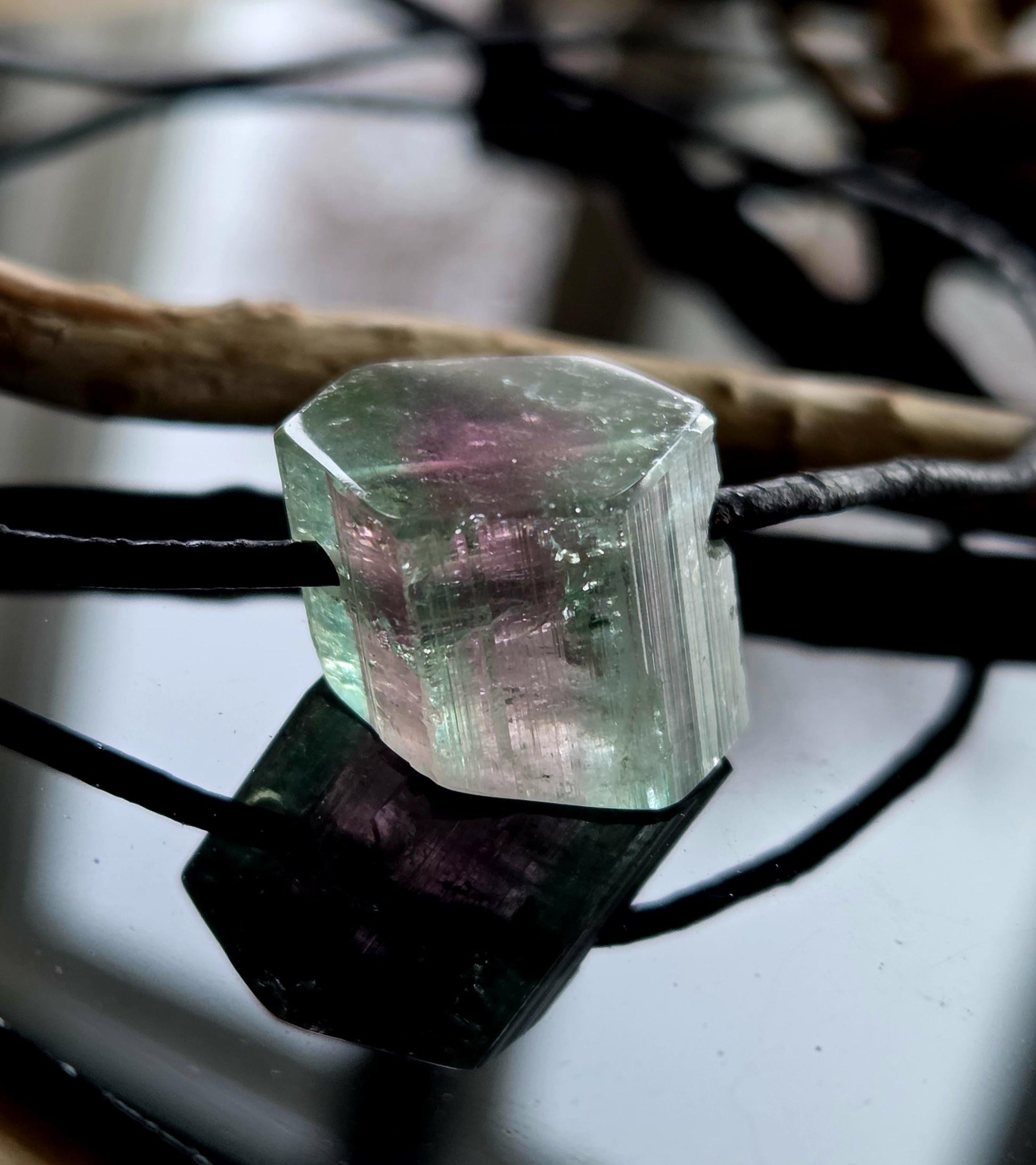 Wassermelonenturmalin Turmalin Bicolor Stäbchen Scheibe Rohstein, Anhänger, 14 x 17 x 15 mm, gebohrt, an verstellbarem Lederband.