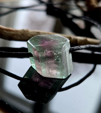 Wassermelonenturmalin Turmalin Bicolor Stäbchen Scheibe Rohstein, Anhänger, 14 x 17 x 15 mm, gebohrt, an verstellbarem Lederband.