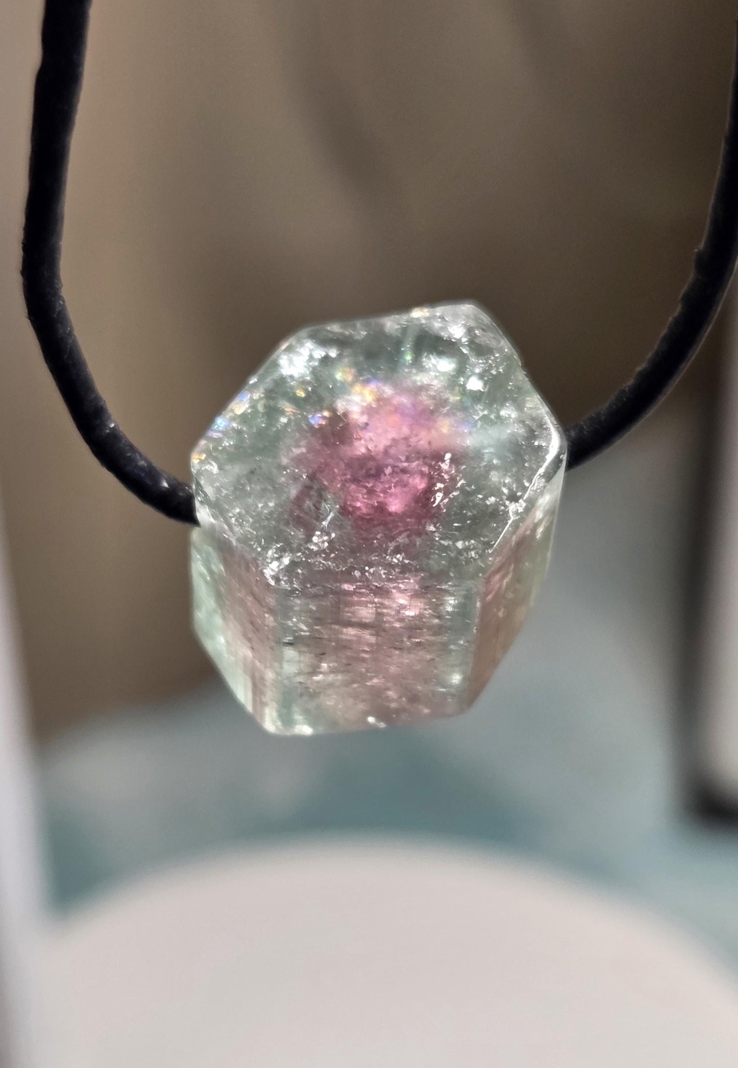 Wassermelonenturmalin Turmalin Bicolor Stäbchen Scheibe Rohstein, Anhänger, 14 x 17 x 15 mm, gebohrt, an verstellbarem Lederband.