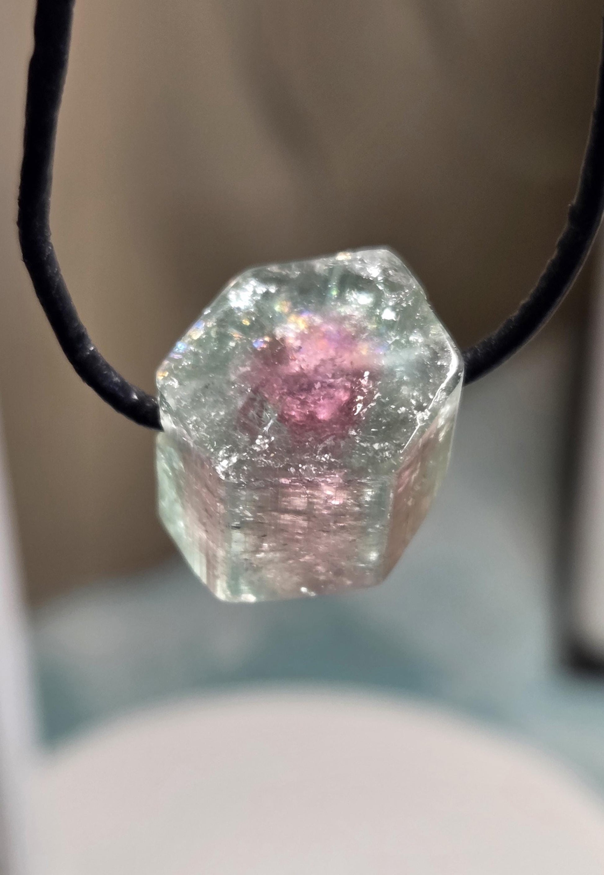 Wassermelonenturmalin Turmalin Bicolor Stäbchen Scheibe Rohstein, Anhänger, 14 x 17 x 15 mm, gebohrt, an verstellbarem Lederband.