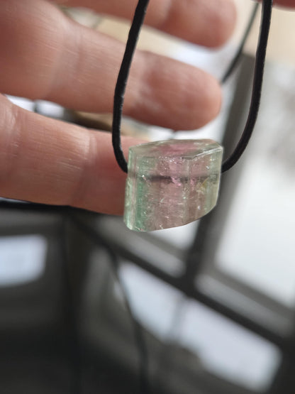 Wassermelonenturmalin Turmalin Bicolor Stäbchen Scheibe Rohstein, Anhänger, 14 x 17 x 15 mm, gebohrt, an verstellbarem Lederband.