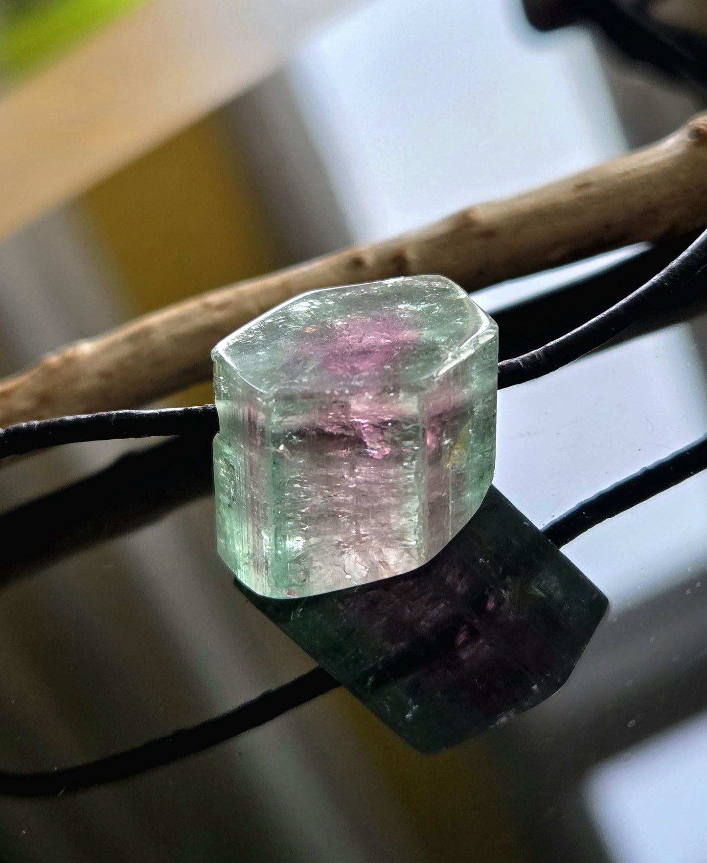 Wassermelonenturmalin Turmalin Bicolor Stäbchen Scheibe Rohstein, Anhänger, 14 x 17 x 15 mm, gebohrt, an verstellbarem Lederband.