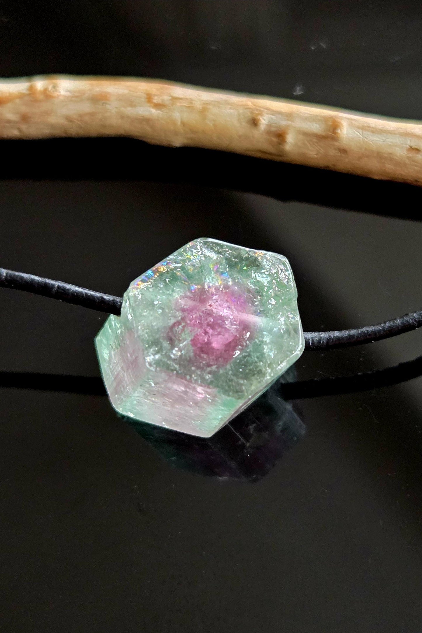 Wassermelonenturmalin Turmalin Bicolor Stäbchen Scheibe Rohstein, Anhänger, 14 x 17 x 15 mm, gebohrt, an verstellbarem Lederband.