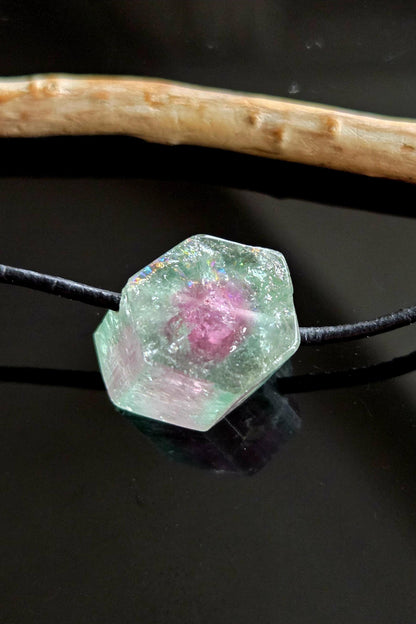 Wassermelonenturmalin Turmalin Bicolor Stäbchen Scheibe Rohstein, Anhänger, 14 x 17 x 15 mm, gebohrt, an verstellbarem Lederband.