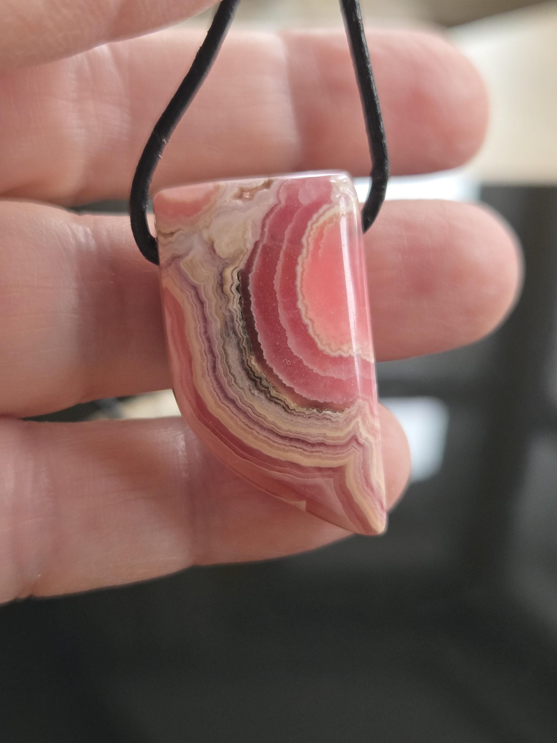 Traumhaft gezeichneter Rhodochrosit Anhänger, 33 x 18 x 8 mm, gebohrt, an verstellbarem Lederband