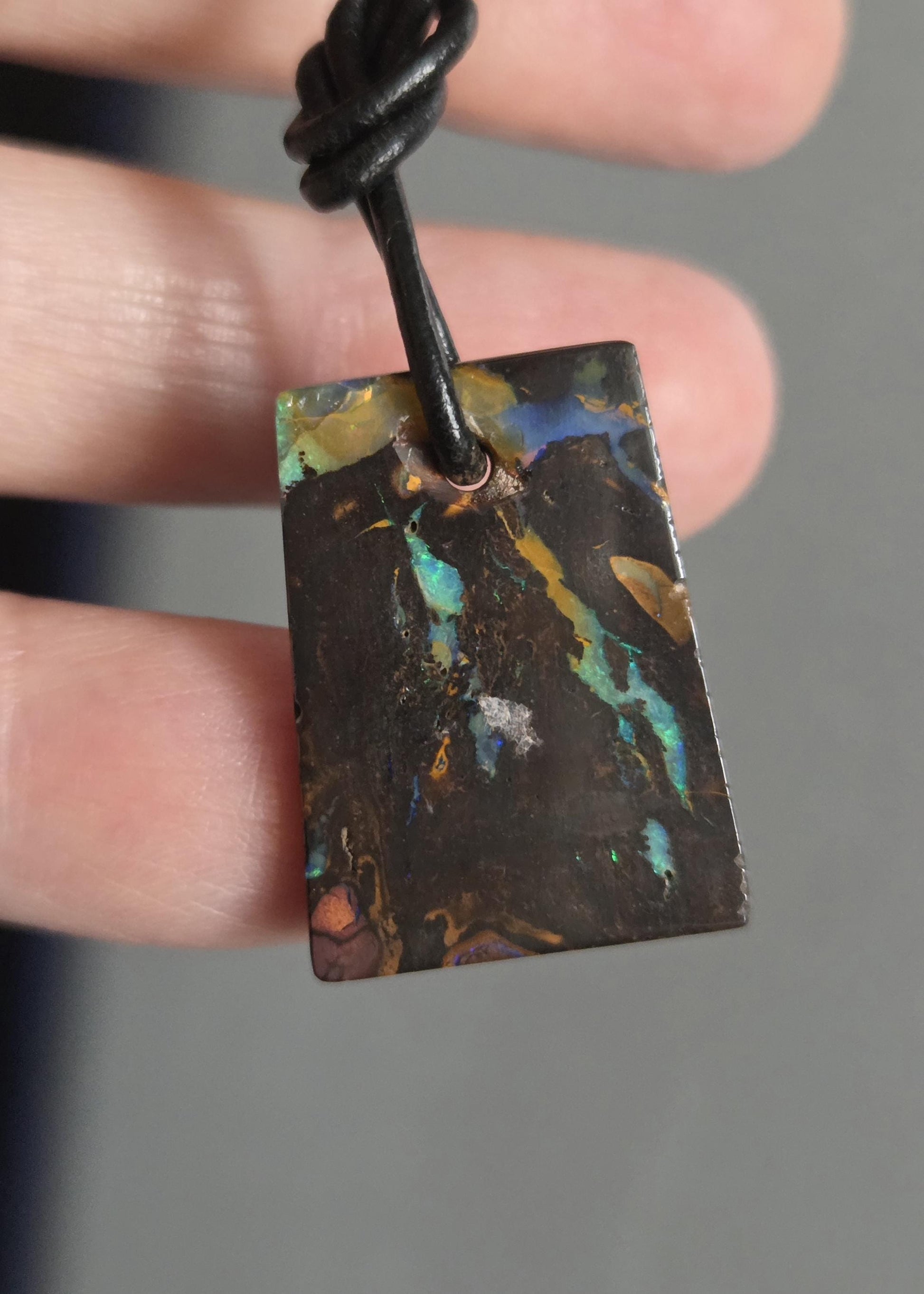 Boulder Opal, Boulderopal Anhänger, "Passion", 25 x 18 x 4 mm, gebohrt, an verstellbarem Lederband, beidseitig tragbar
