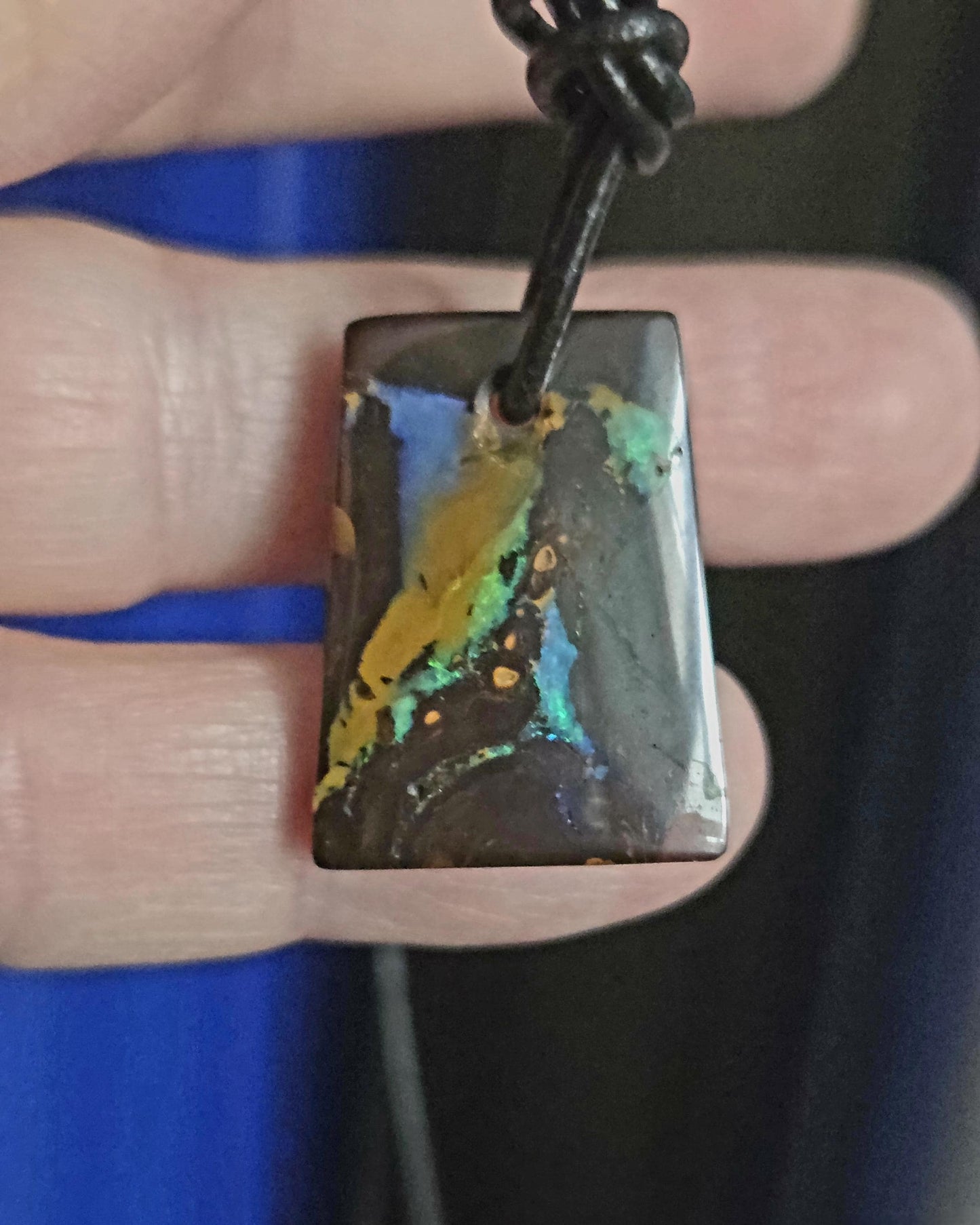 Boulder Opal, Boulderopal Anhänger, "Passion", 25 x 18 x 4 mm, gebohrt, an verstellbarem Lederband, beidseitig tragbar