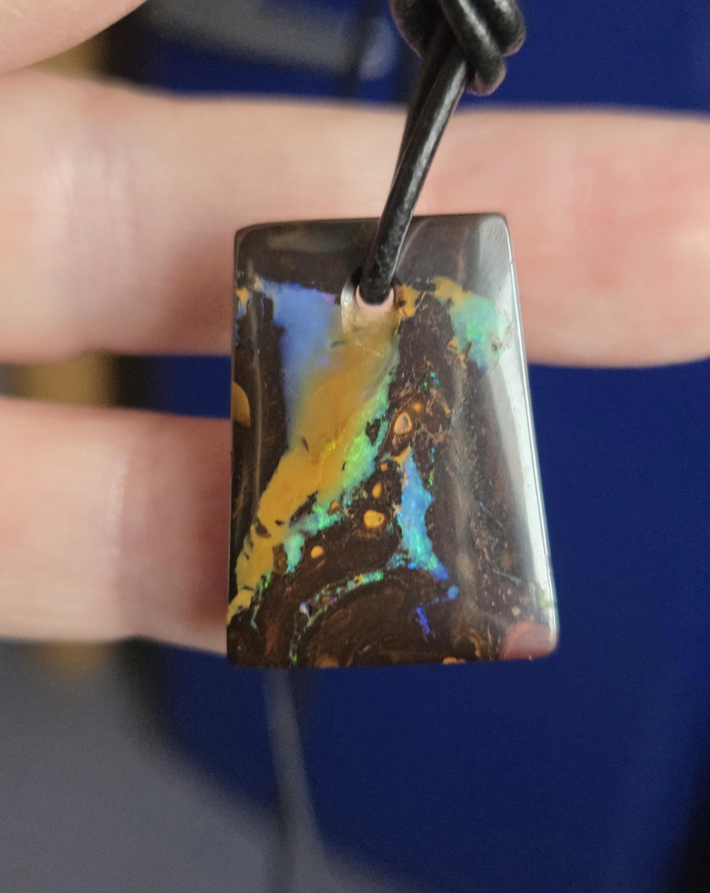 Boulder Opal, Boulderopal Anhänger, "Passion", 25 x 18 x 4 mm, gebohrt, an verstellbarem Lederband, beidseitig tragbar