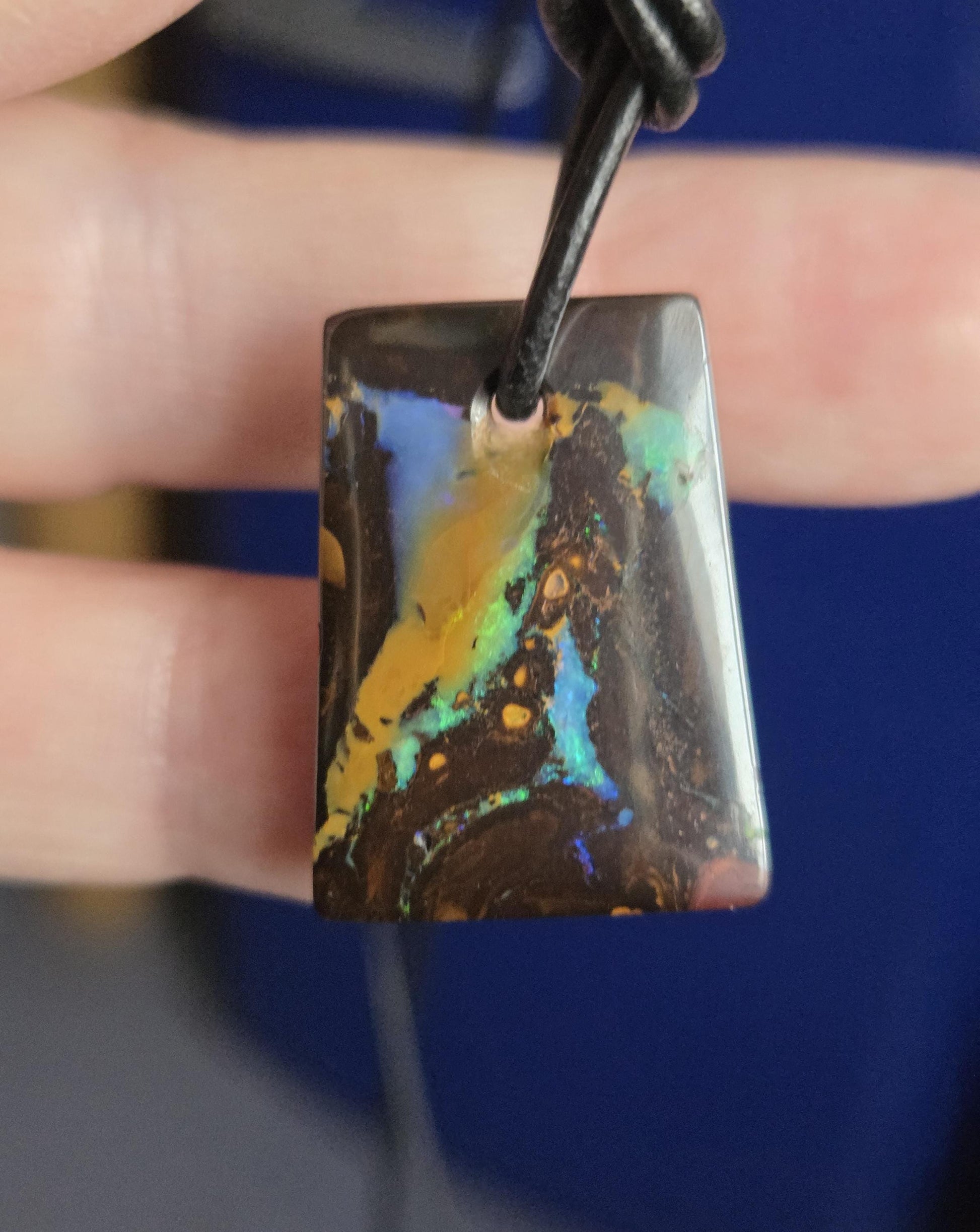 Boulder Opal, Boulderopal Anhänger, "Passion", 25 x 18 x 4 mm, gebohrt, an verstellbarem Lederband, beidseitig tragbar