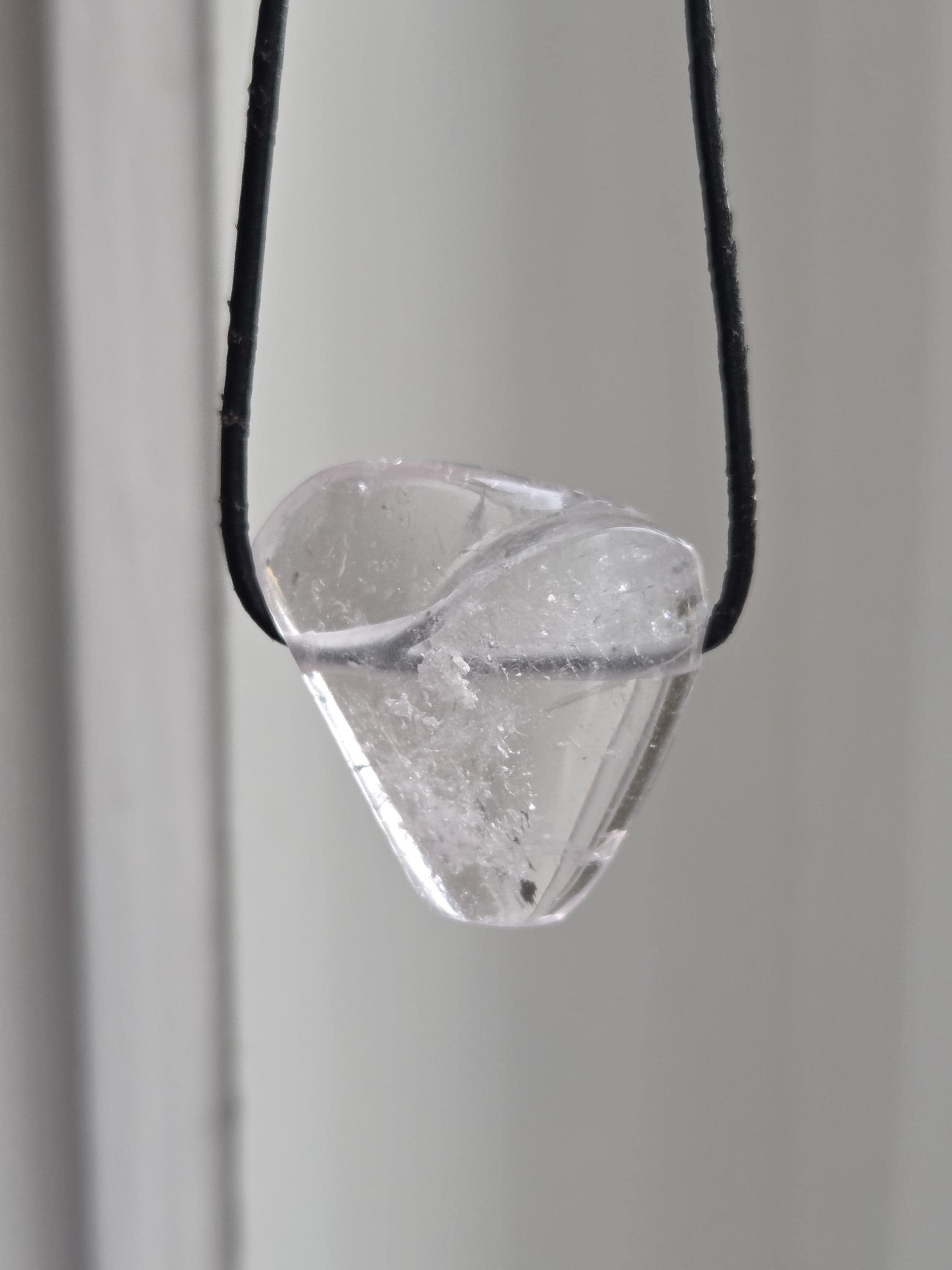 Hochqualitativer Morganit hell rosa Beryll selten Anhänger 30 x 27 x 12 mm, gebohrt an verstellbarem Lederband, Unikat