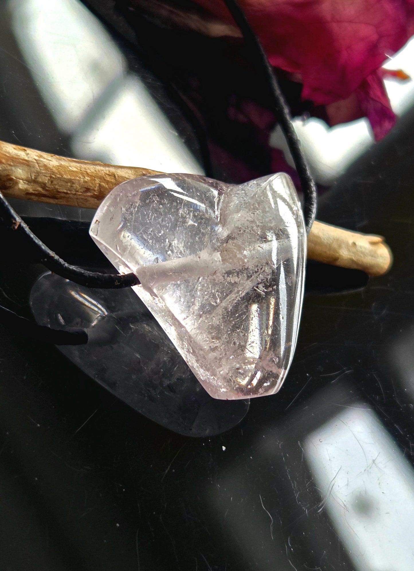 Hochqualitativer Morganit hell rosa Beryll selten Anhänger 30 x 27 x 12 mm, gebohrt an verstellbarem Lederband, Unikat