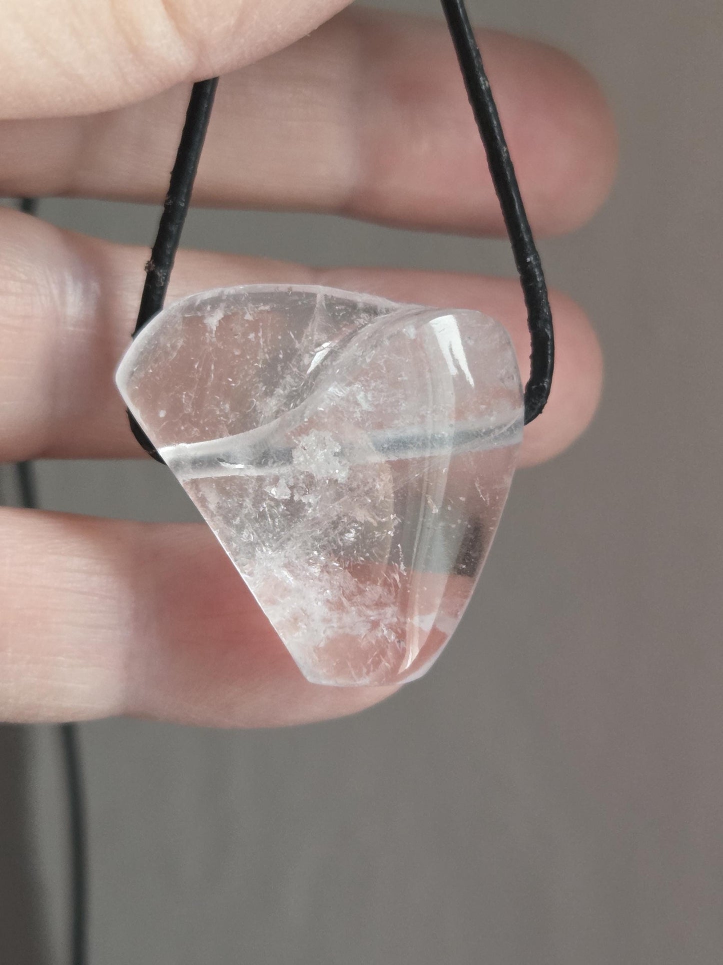 Hochqualitativer Morganit hell rosa Beryll selten Anhänger 30 x 27 x 12 mm, gebohrt an verstellbarem Lederband, Unikat