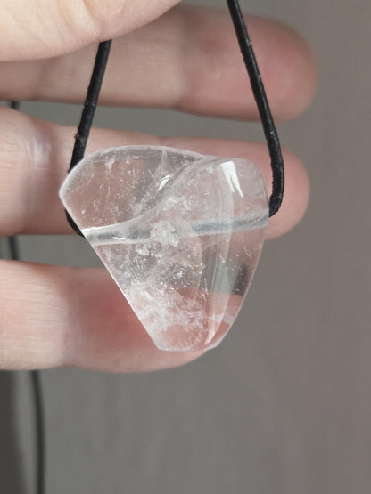 Hochqualitativer Morganit hell rosa Beryll selten Anhänger 30 x 27 x 12 mm, gebohrt an verstellbarem Lederband, Unikat