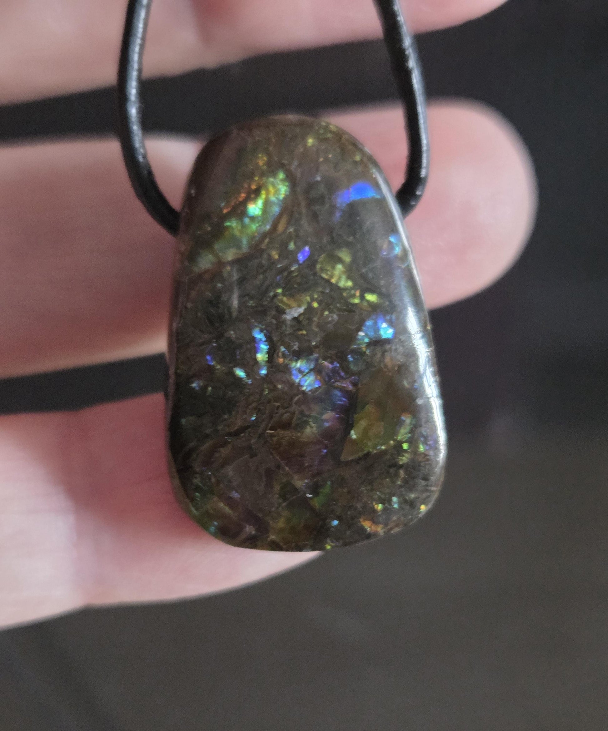 Magischer Ammolith Opal Anhänger blau grün gold, aus Kanada, 28 x 19 x 8 mm, gebohrt, an verstellbarem Lederband, Ammolit ,Ammonit