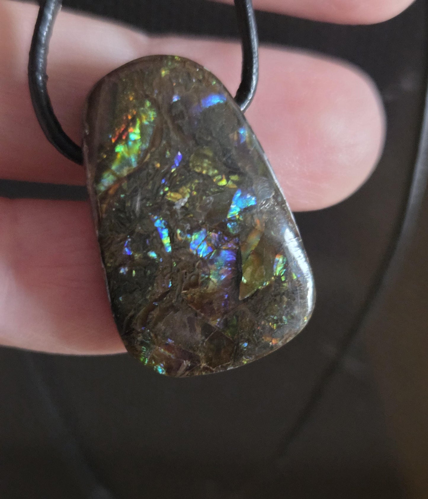 Magischer Ammolith Opal Anhänger blau grün gold, aus Kanada, 28 x 19 x 8 mm, gebohrt, an verstellbarem Lederband, Ammolit ,Ammonit
