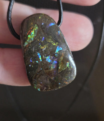 Magischer Ammolith Opal Anhänger blau grün gold, aus Kanada, 28 x 19 x 8 mm, gebohrt, an verstellbarem Lederband, Ammolit ,Ammonit