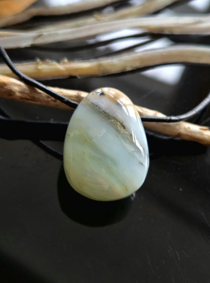 Andenopal grün hellblau beige, Chrysopal Anhänger, 30 x 23 x 14 mm, gebohrt, an verstellbarem Lederband