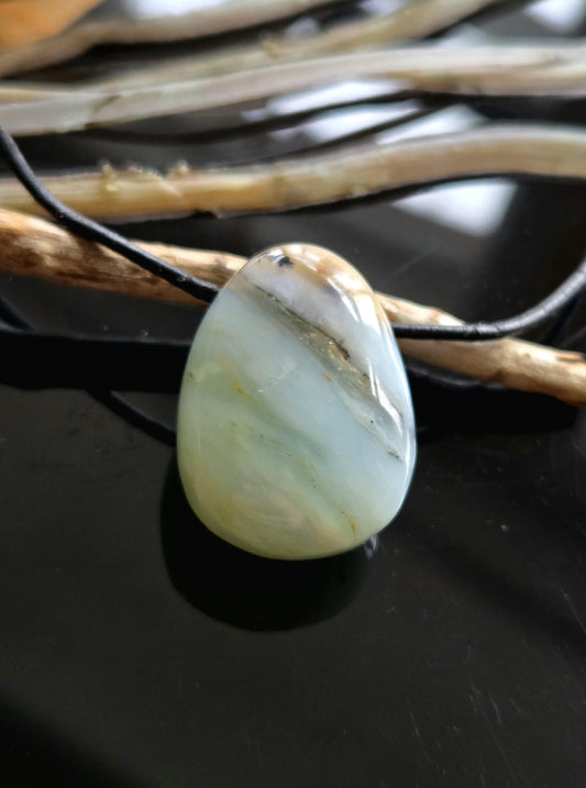 Andenopal grün hellblau beige, Chrysopal Anhänger, 30 x 23 x 14 mm, gebohrt, an verstellbarem Lederband