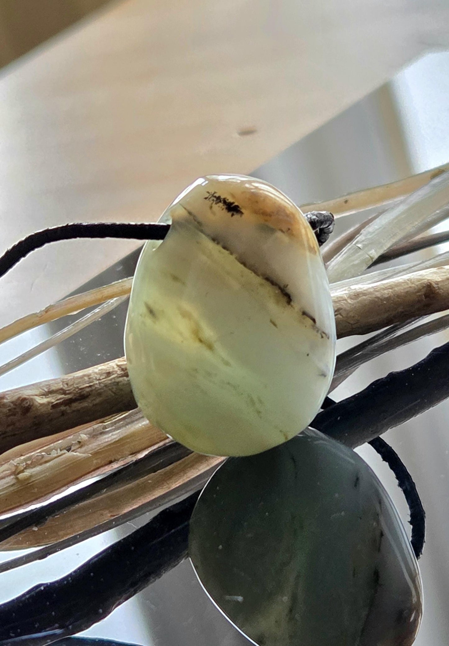 Andenopal grün hellblau beige, Chrysopal Anhänger, 30 x 23 x 14 mm, gebohrt, an verstellbarem Lederband