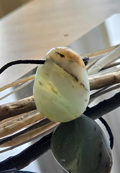 Andenopal grün hellblau beige, Chrysopal Anhänger, 30 x 23 x 14 mm, gebohrt, an verstellbarem Lederband