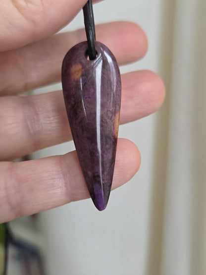 Magischer Sugilith Anhänger , 45 x 16 x 7 mm, gebohrt, an verstellbarem Lederband, beidseitig tragbar