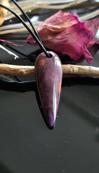 Magischer Sugilith Anhänger , 45 x 16 x 7 mm, gebohrt, an verstellbarem Lederband, beidseitig tragbar