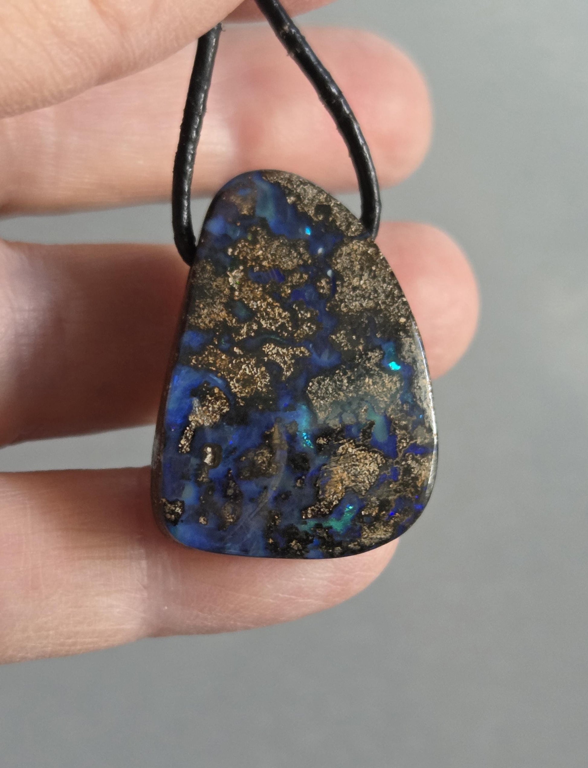 Atemberaubender Boulder Opal Anhänger,"Triton", 31 x 21 x 10 mm, gebohrt, an verstellbarem Lederband