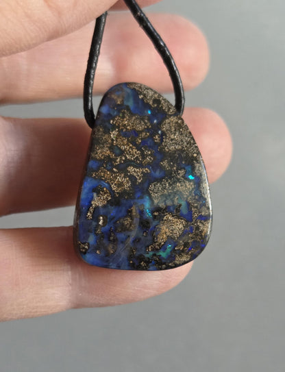 Atemberaubender Boulder Opal Anhänger,"Triton", 31 x 21 x 10 mm, gebohrt, an verstellbarem Lederband