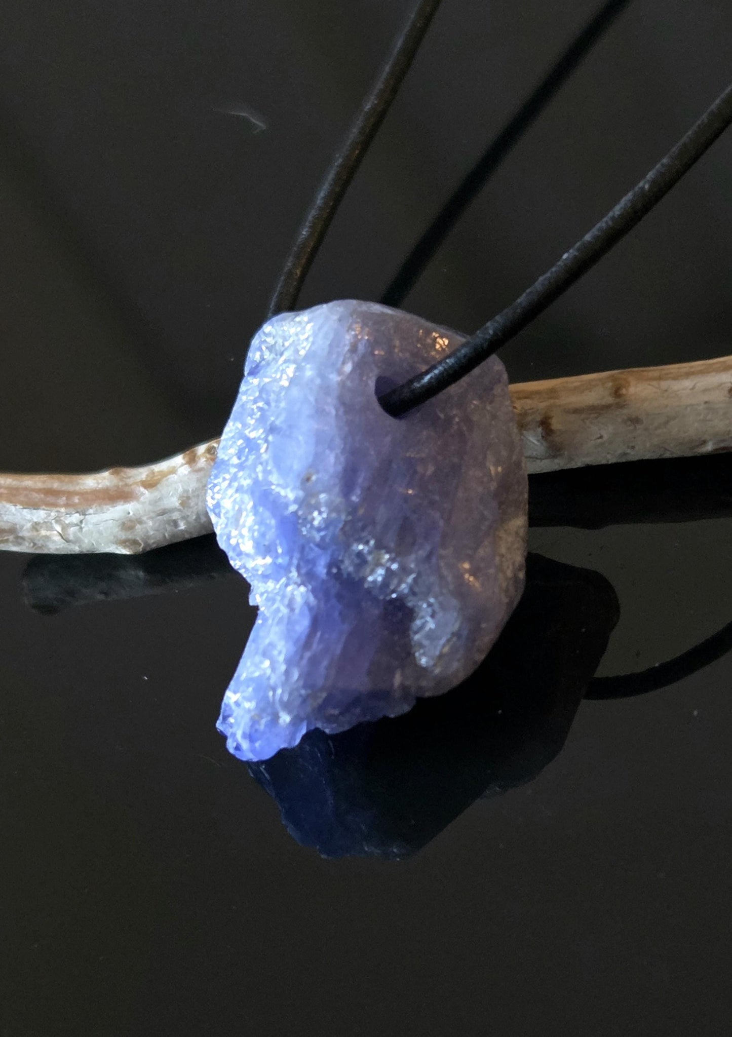 Großer, wilder, kraftvoller Tansanit, Tanzanit Rohstein Kristall Anhänger, 30 x 18 x 18 mm, gebohrt an verstellbarem Lederband