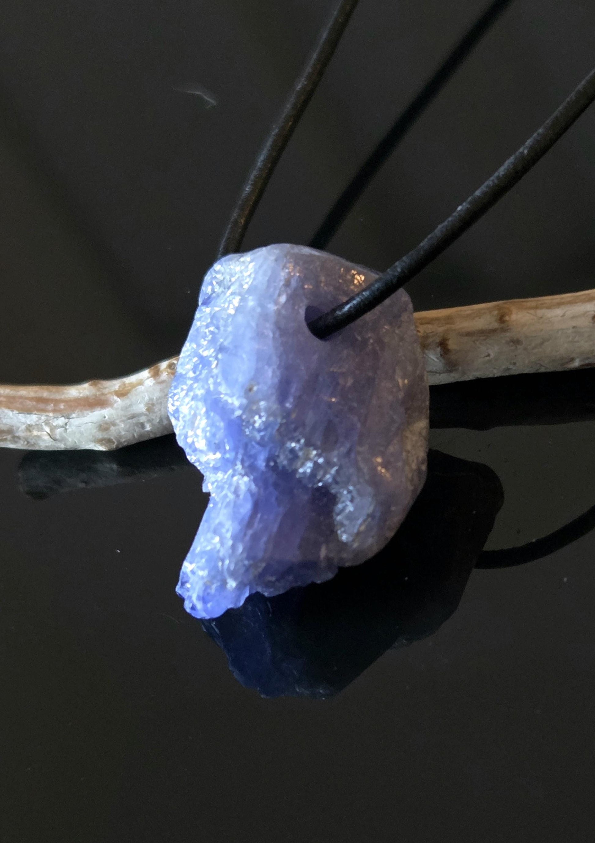 Großer, wilder, kraftvoller Tansanit, Tanzanit Rohstein Kristall Anhänger, 30 x 18 x 18 mm, gebohrt an verstellbarem Lederband