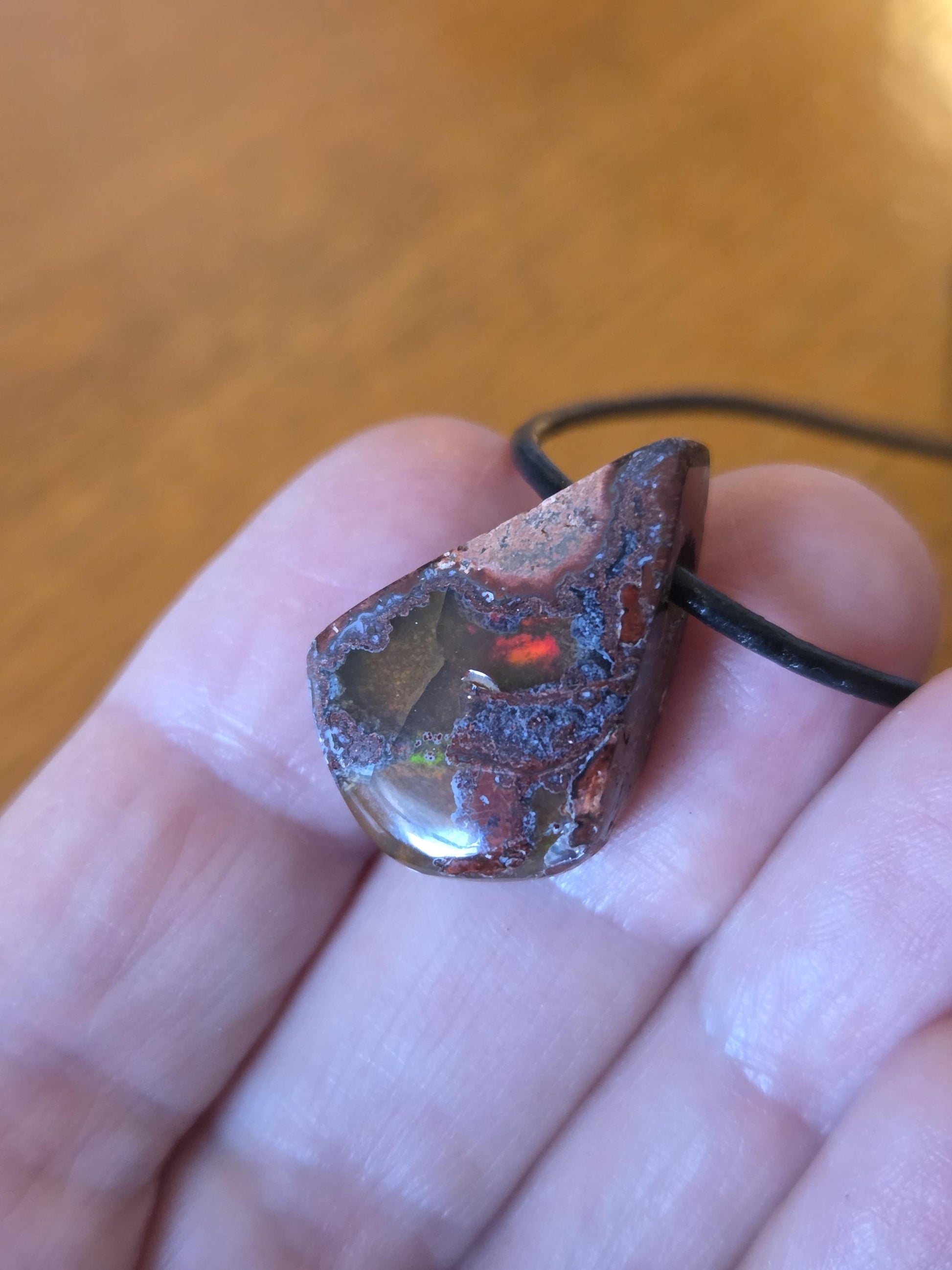 Geheimnisvoller mexikanischer Feueropal Anhänger, 24 x 17 x 8 mm, gebohrt, an verstellbarem Lederband