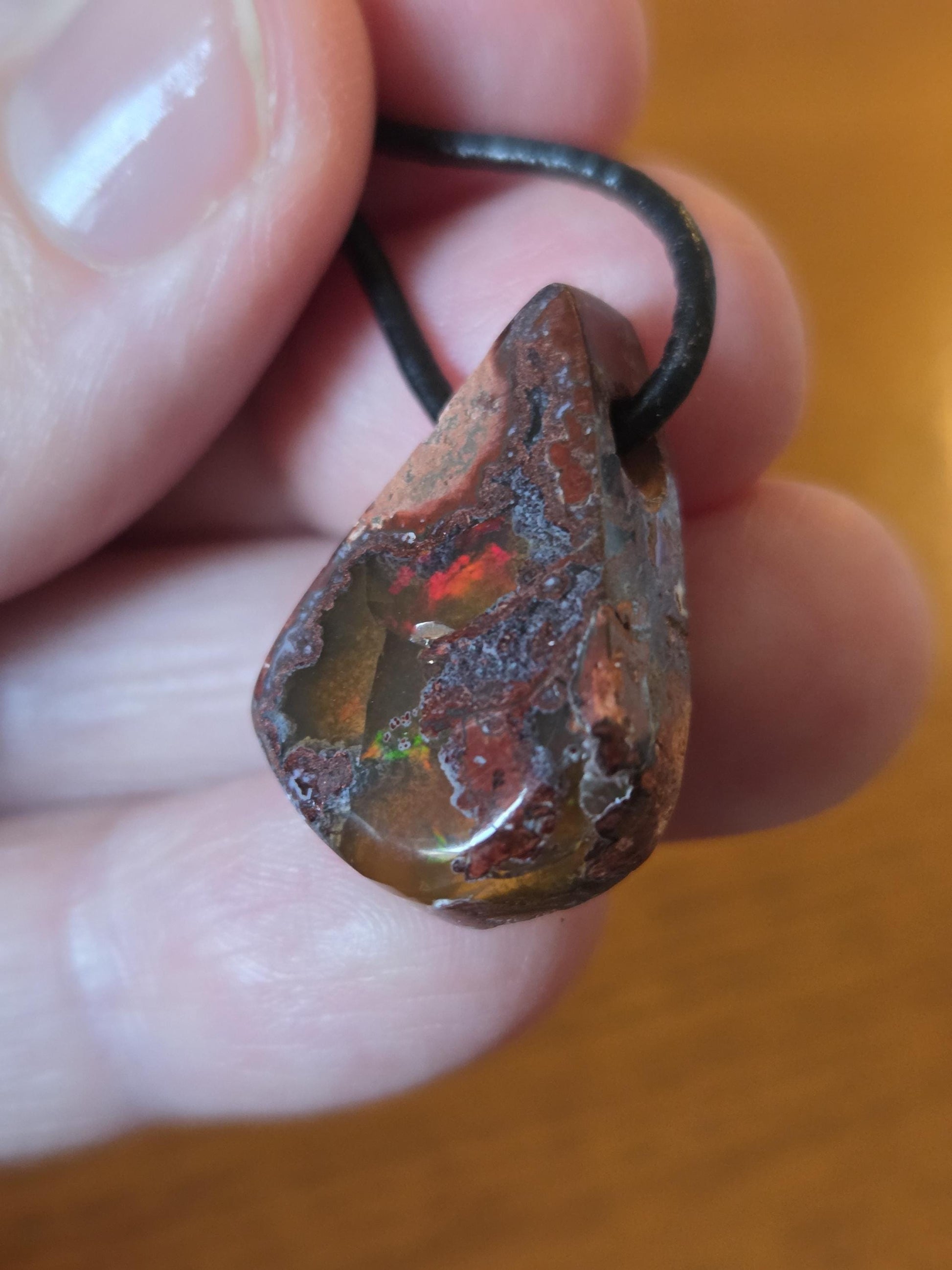 Geheimnisvoller mexikanischer Feueropal Anhänger, 24 x 17 x 8 mm, gebohrt, an verstellbarem Lederband