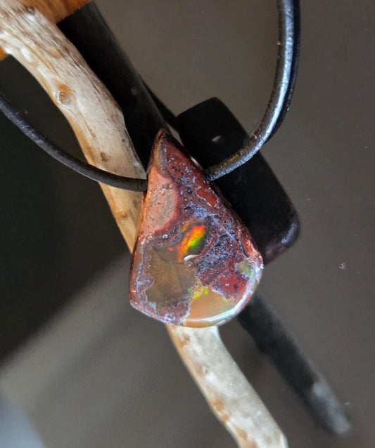 Geheimnisvoller mexikanischer Feueropal Anhänger, 24 x 17 x 8 mm, gebohrt, an verstellbarem Lederband
