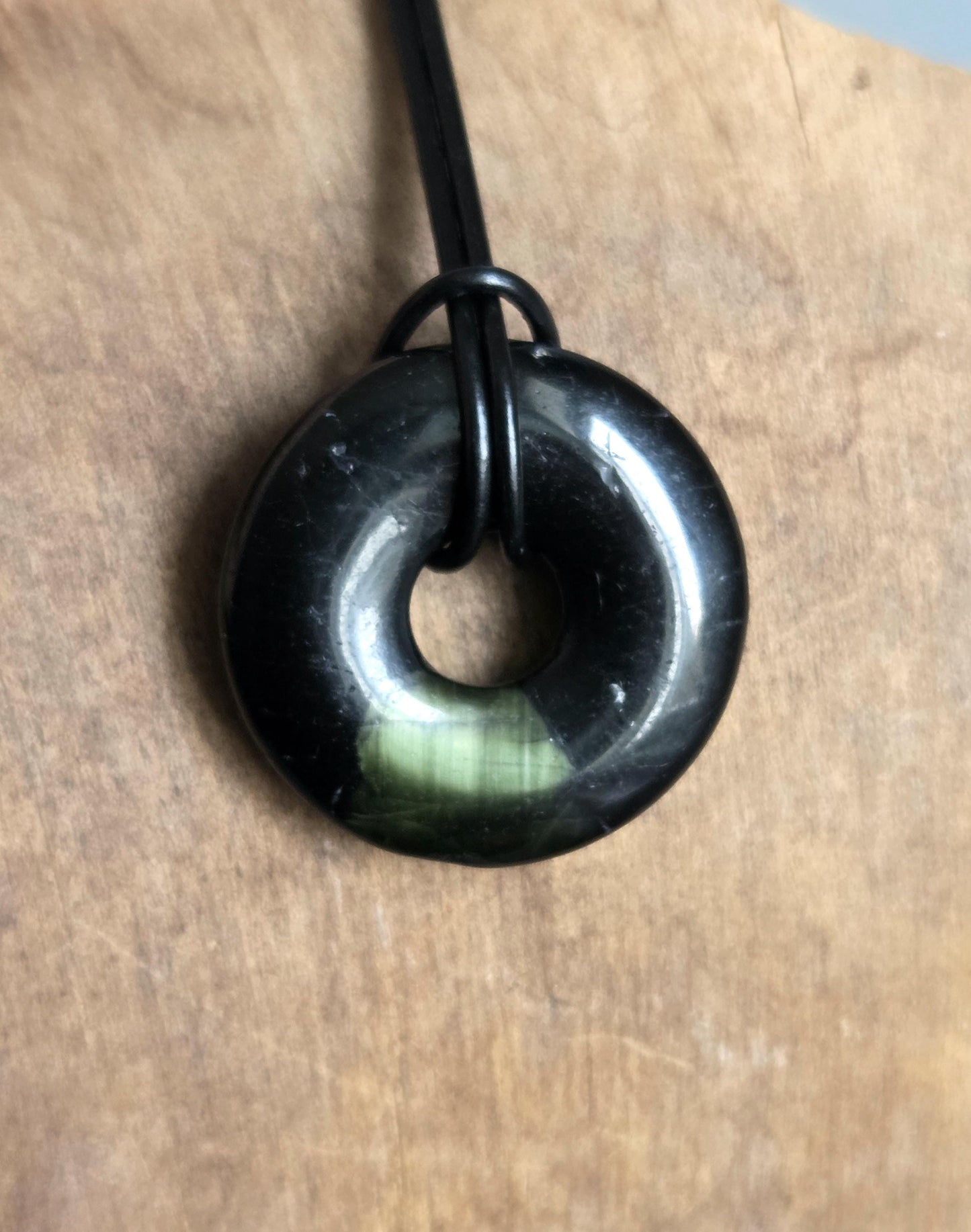 Schwarzer Turmalin mit grünem Turmalin Verdelit mit Katzenaugenefekt Schörl, Donut Anhänger 30 x 7 mm, an verstellbarem Lederband