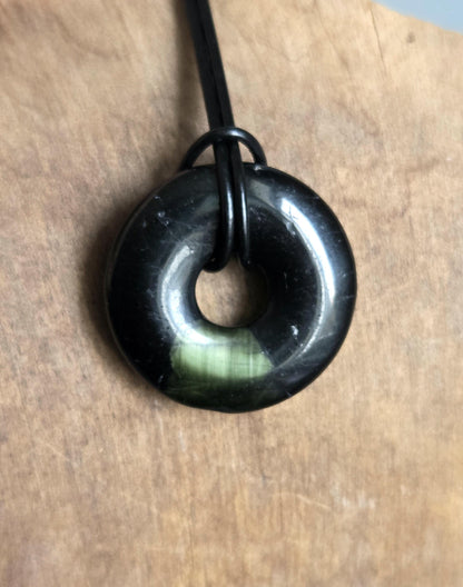 Schwarzer Turmalin mit grünem Turmalin Verdelit mit Katzenaugenefekt Schörl, Donut Anhänger 30 x 7 mm, an verstellbarem Lederband