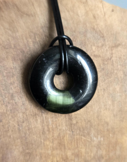 Schwarzer Turmalin mit grünem Turmalin Verdelit mit Katzenaugenefekt Schörl, Donut Anhänger 30 x 7 mm, an verstellbarem Lederband