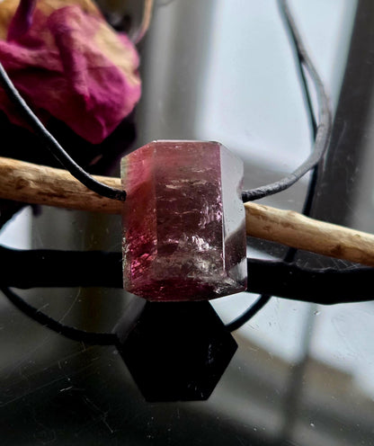 Wassermelonenturmalin Turmalin rot grün Bicolor Kristall Rubellit Verdelith Anhänger, 20 x 17 x 15 mm, gebohrt, an verstellbarem Lederband