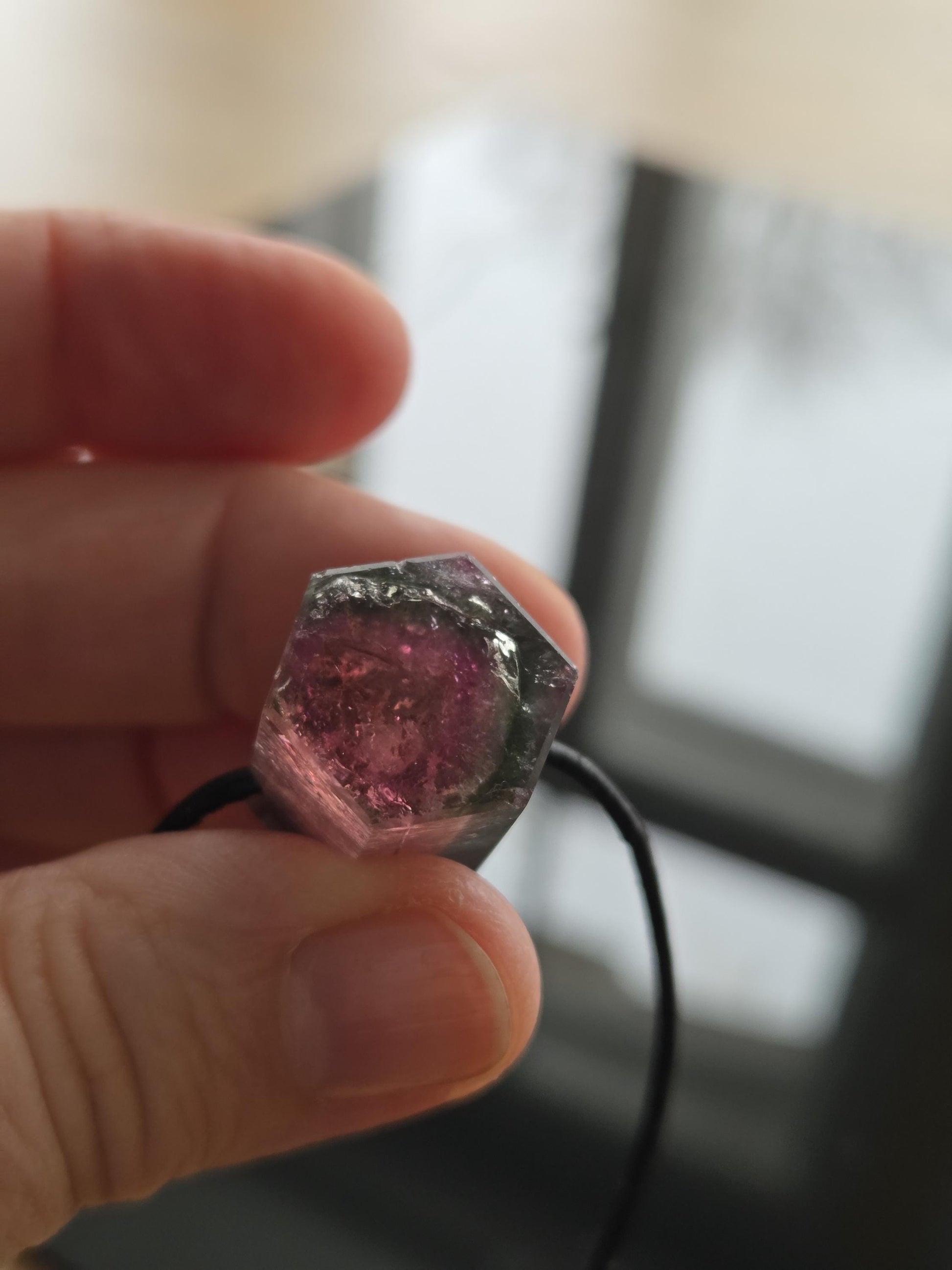 Wassermelonenturmalin Turmalin rot grün Bicolor Kristall Rubellit Verdelith Anhänger, 20 x 17 x 15 mm, gebohrt, an verstellbarem Lederband