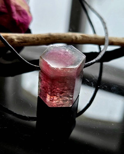 Wassermelonenturmalin Turmalin rot grün Bicolor Kristall Rubellit Verdelith Anhänger, 20 x 17 x 15 mm, gebohrt, an verstellbarem Lederband