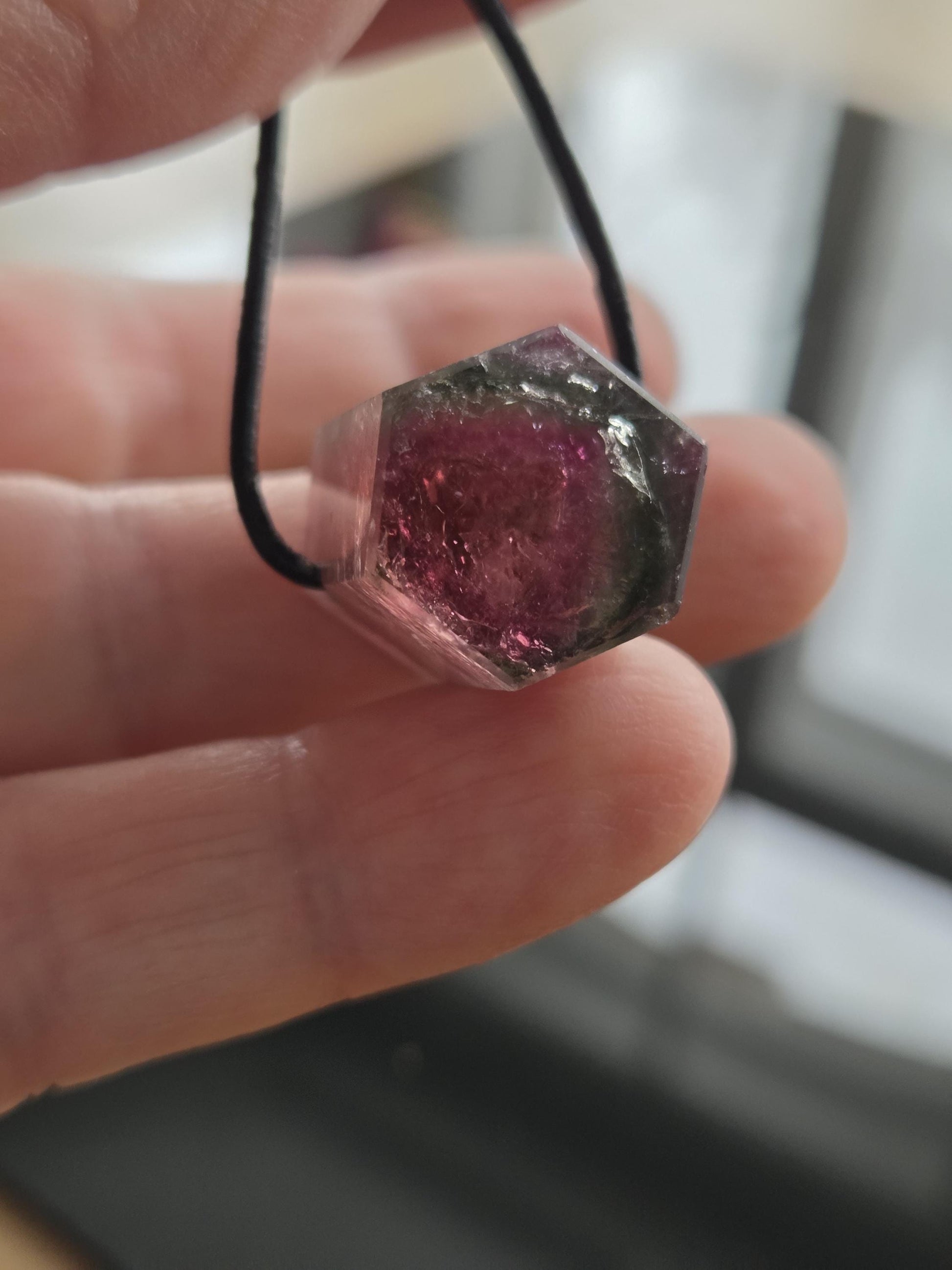 Wassermelonenturmalin Turmalin rot grün Bicolor Kristall Rubellit Verdelith Anhänger, 20 x 17 x 15 mm, gebohrt, an verstellbarem Lederband