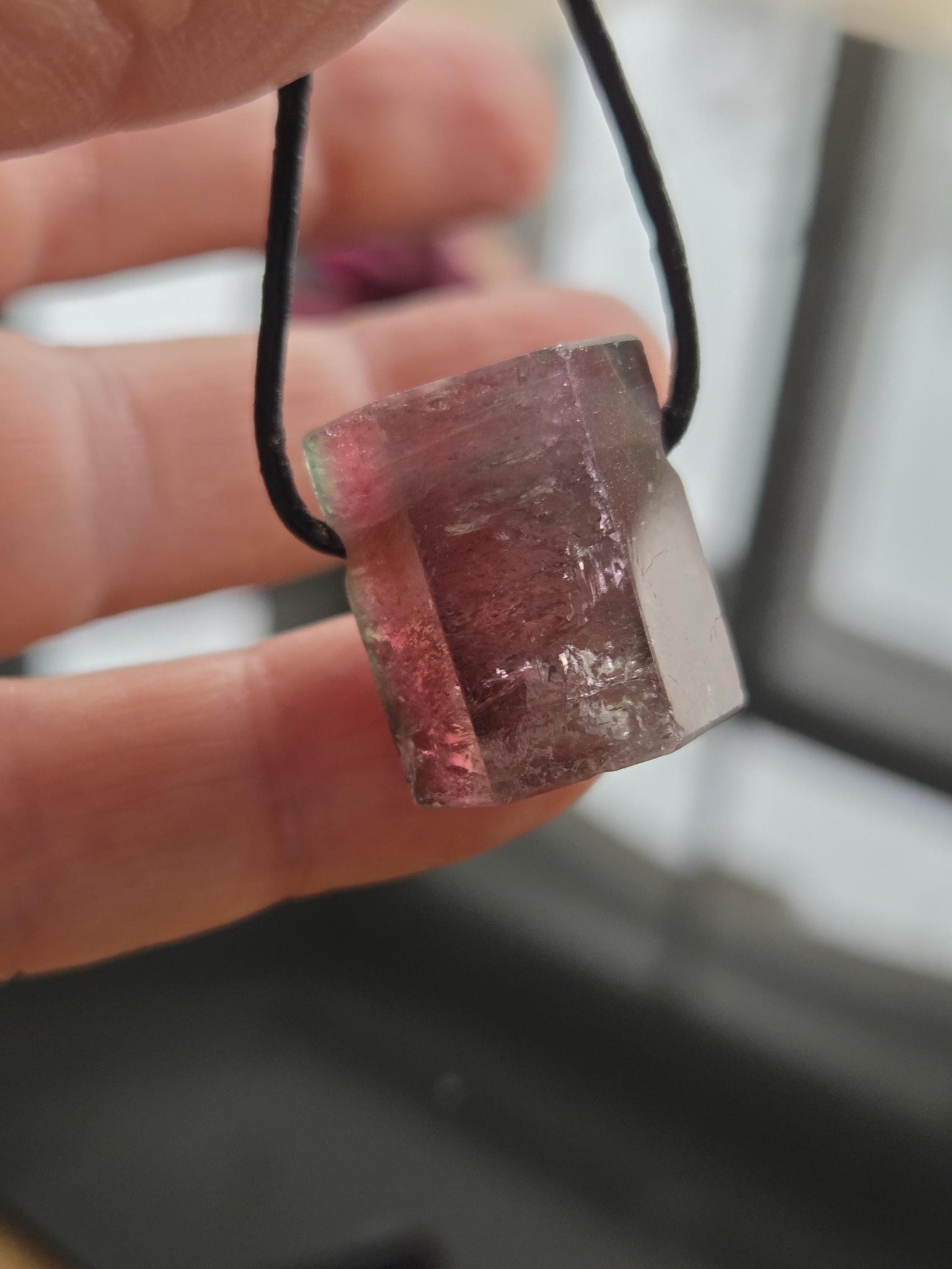 Wassermelonenturmalin Turmalin rot grün Bicolor Kristall Rubellit Verdelith Anhänger, 20 x 17 x 15 mm, gebohrt, an verstellbarem Lederband