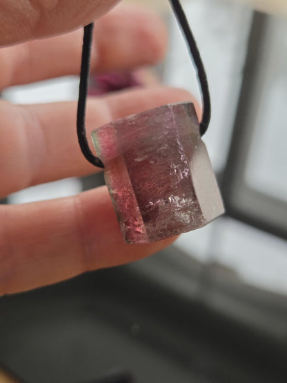 Wassermelonenturmalin Turmalin rot grün Bicolor Kristall Rubellit Verdelith Anhänger, 20 x 17 x 15 mm, gebohrt, an verstellbarem Lederband